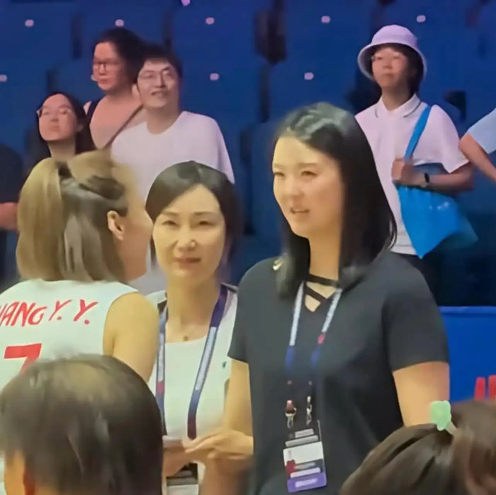 B体育登录入口-温柔落幕，向阳而生！张常宁现身世联赛，球迷暖心送祝福|中国女排|泰国女排|王媛媛|唐欣|女排_新浪体育_新浪新闻